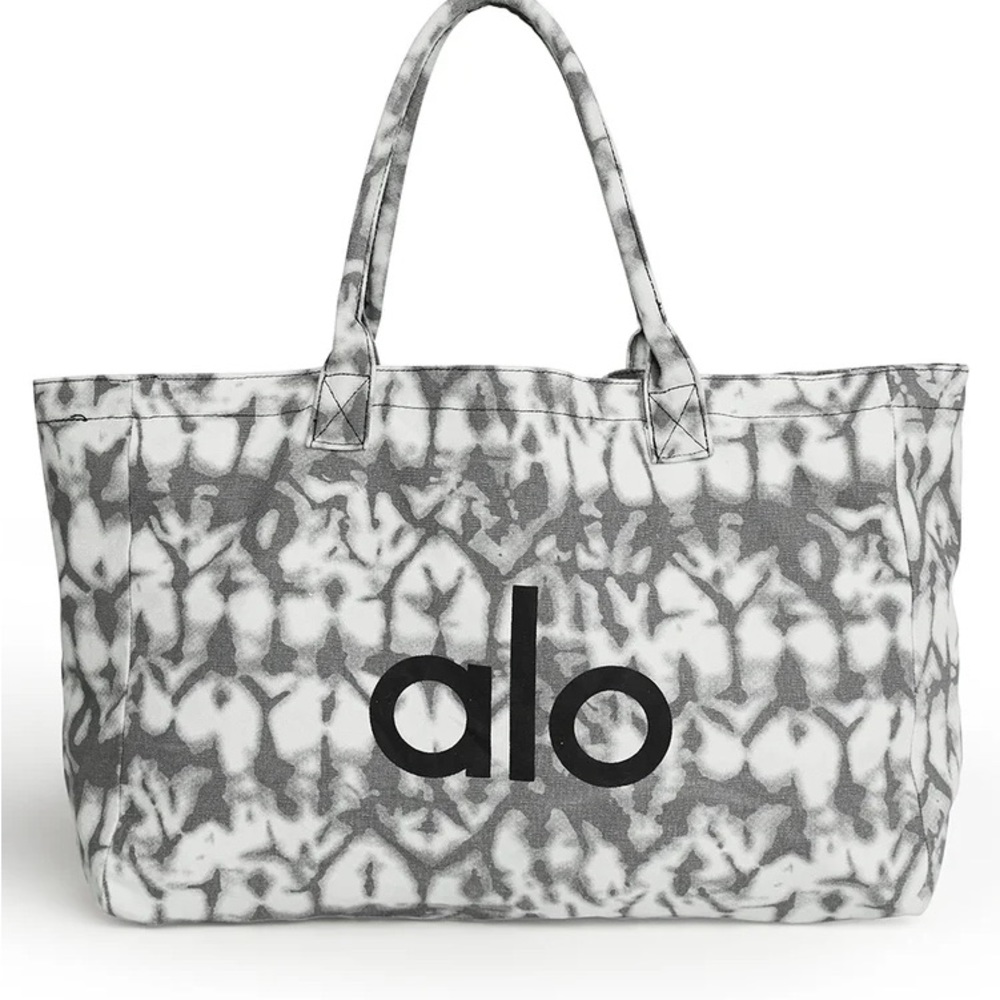 Iconic shopper Alo Yoga tote